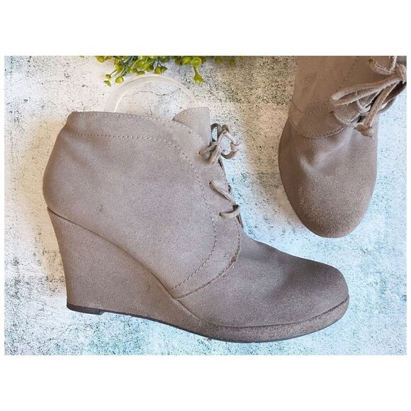 Dolce Vita "Pace" Tan Suede Booties Wedge Heel Lace-Up Women's Size 9.5 - Picture 3 of 10